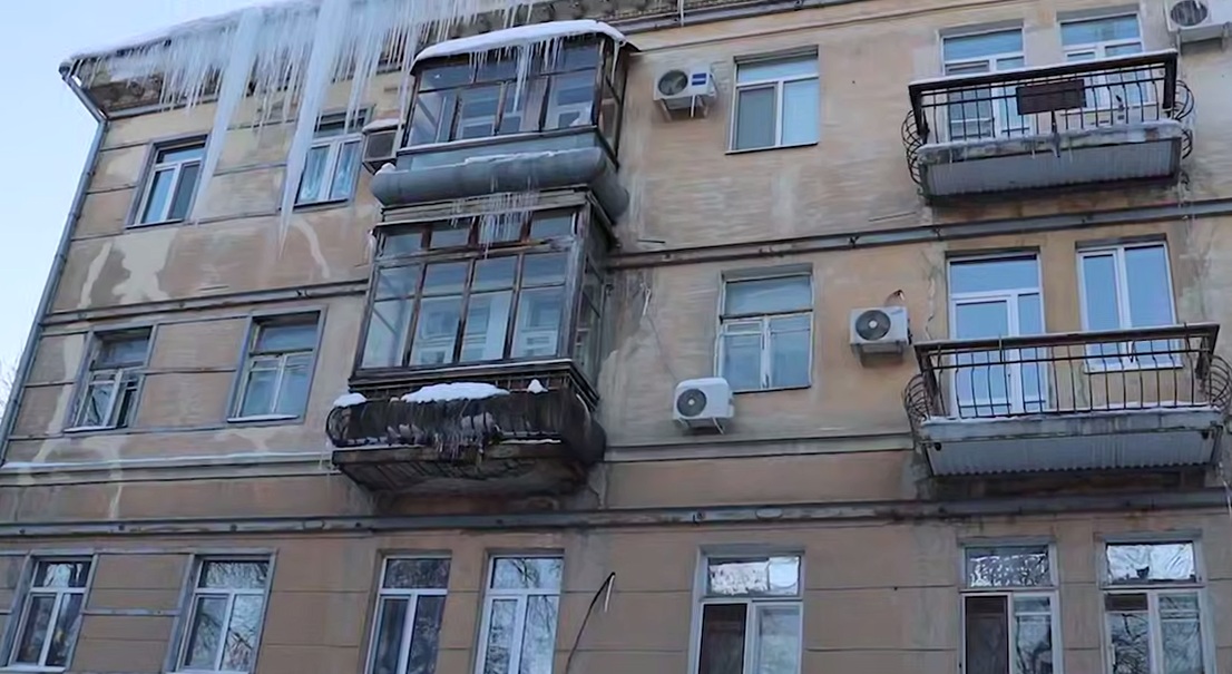 За сосульки на крыше четырехэтажки в Саратове привлекут к ответственности УК «Импульс-М»